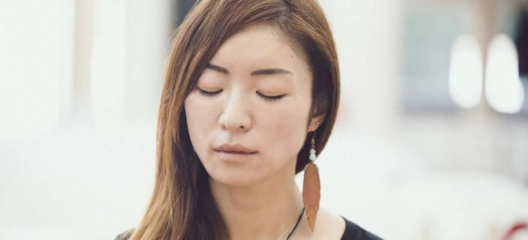 comment apprendre à méditer en 3 étapes méditantes détendue et paisible.jpg Une méditante ressent les bienfaits de la méditation relaxation et lâcher prise - Comment apprendre à méditer