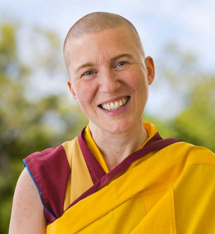 Guèn-La Kelsang Sangden Directrice spirituelle générale de la Nouvelle Tradition Kadampa Guèn-La Kelsang Sangden Directrice spirituelle générale de la Nouvelle Tradition Kadampa